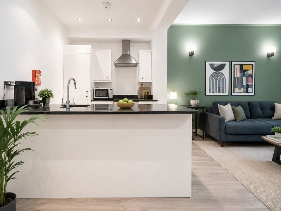 Full-size fridge, microwave, oven, stovetop