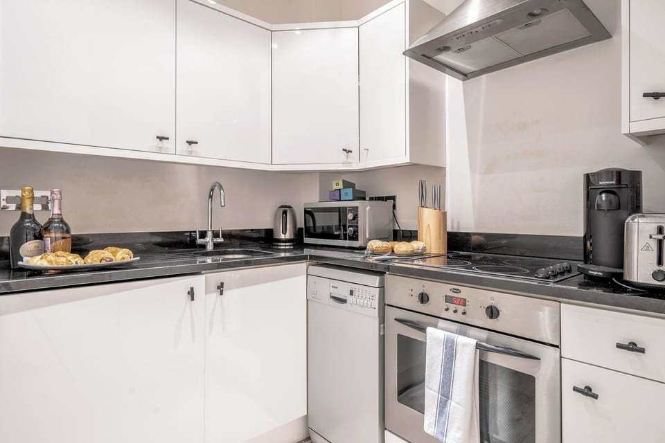 Full-size fridge, microwave, oven, stovetop