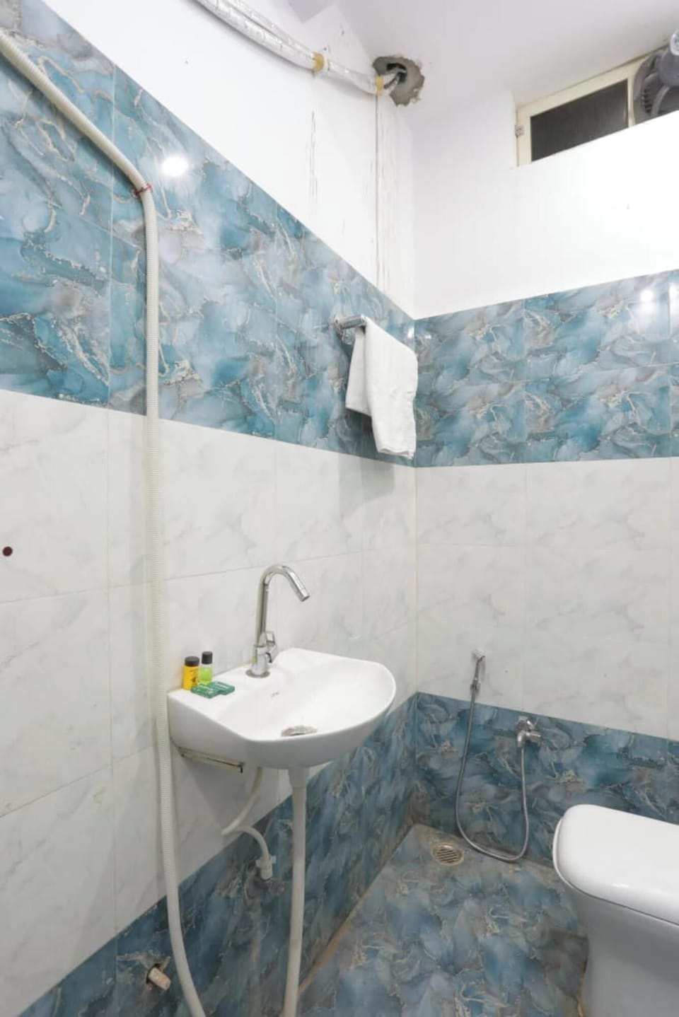 Superior Triple Room, City View | Bathroom | Shower, free toiletries, towels