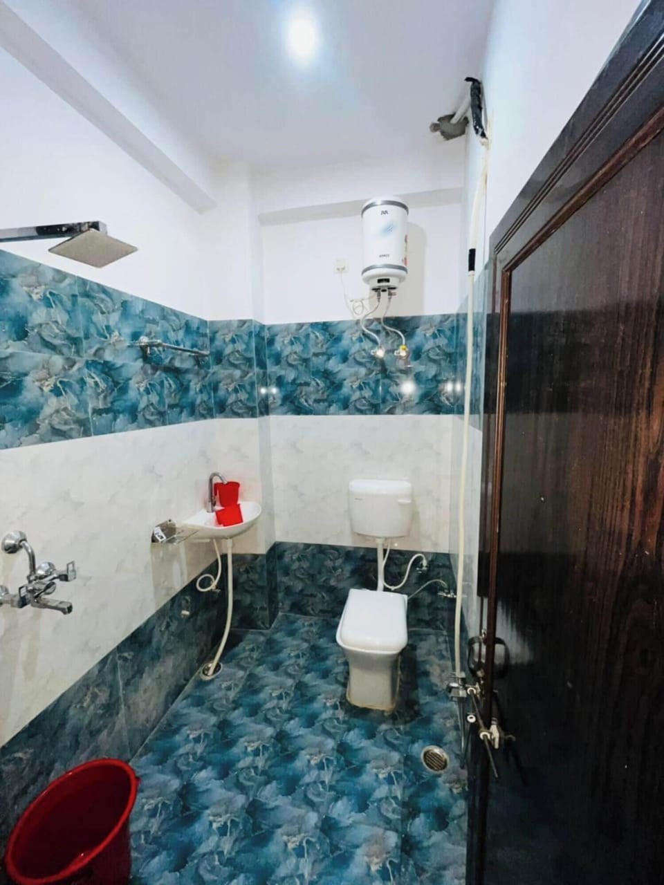 Signature Double Room, City View | Bathroom | Shower, free toiletries, towels