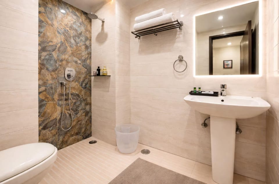 Superior Double Room, City View | Bathroom | Free toiletries, towels, soap, shampoo