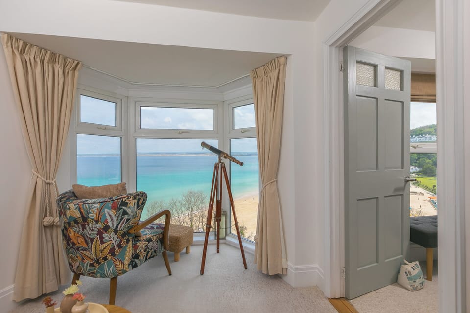 Front-row seat to the bay. Sink into the window chair and watch the ocean shift 