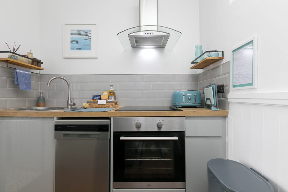 Modern, well-equipped kitchen with oven, hob, dishwasher and ample workspace