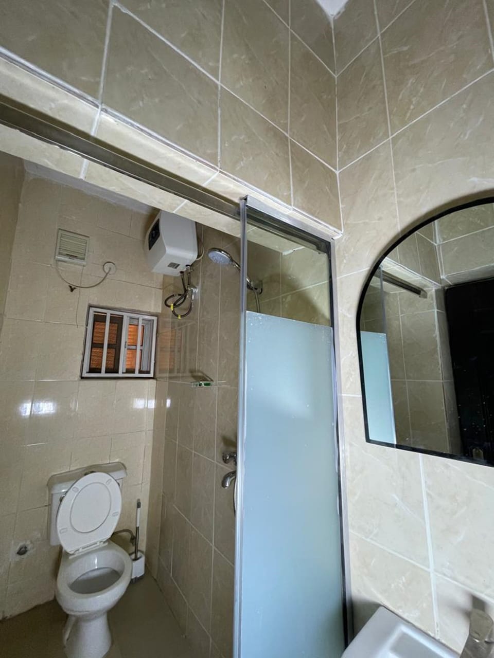 Superior Suite | Bathroom | Shower, towels, toilet paper