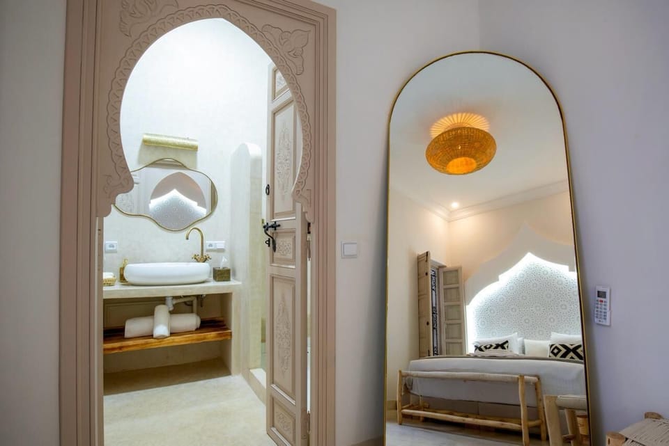 Deluxe House | Bathroom | Shower, hair dryer, slippers, towels