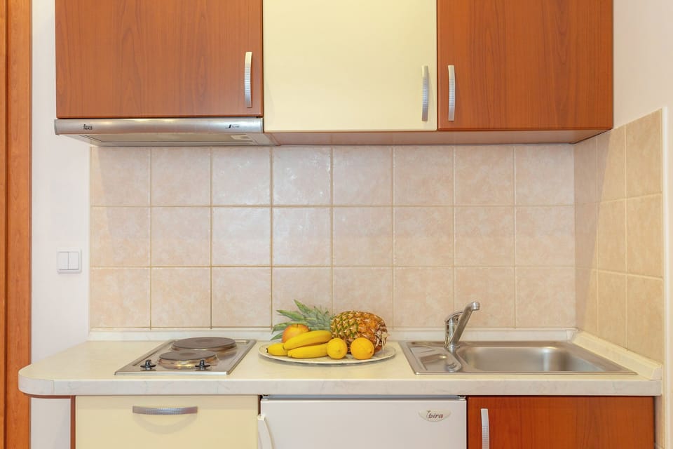 Apartment (1 Bedroom) | Private kitchen | Fridge, cookware/dishes/utensils