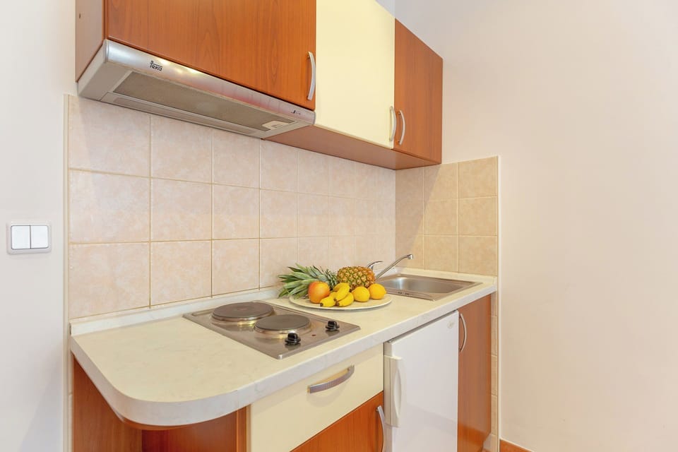 Apartment (1 Bedroom) | Private kitchen | Fridge, cookware/dishes/utensils