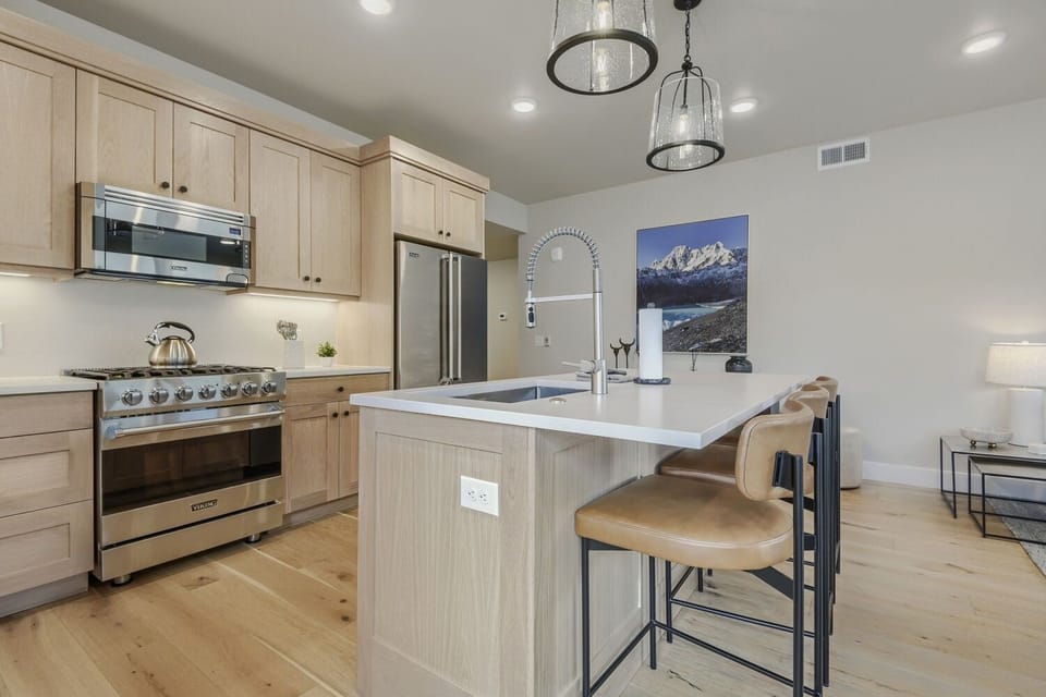 Condo, 3 Bedrooms | Private kitchen | Fridge, oven, coffee/tea maker, toaster
