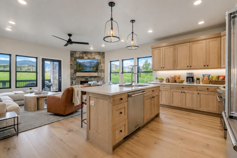 Condo, 3 Bedrooms | Private kitchen | Fridge, oven, coffee/tea maker, toaster