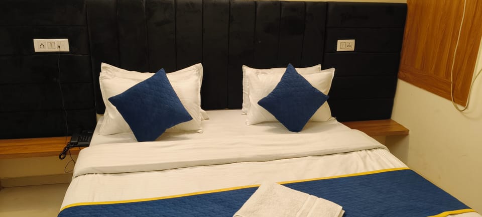 Deluxe Room | Desk, free WiFi