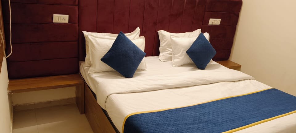 Deluxe Room | Desk, free WiFi