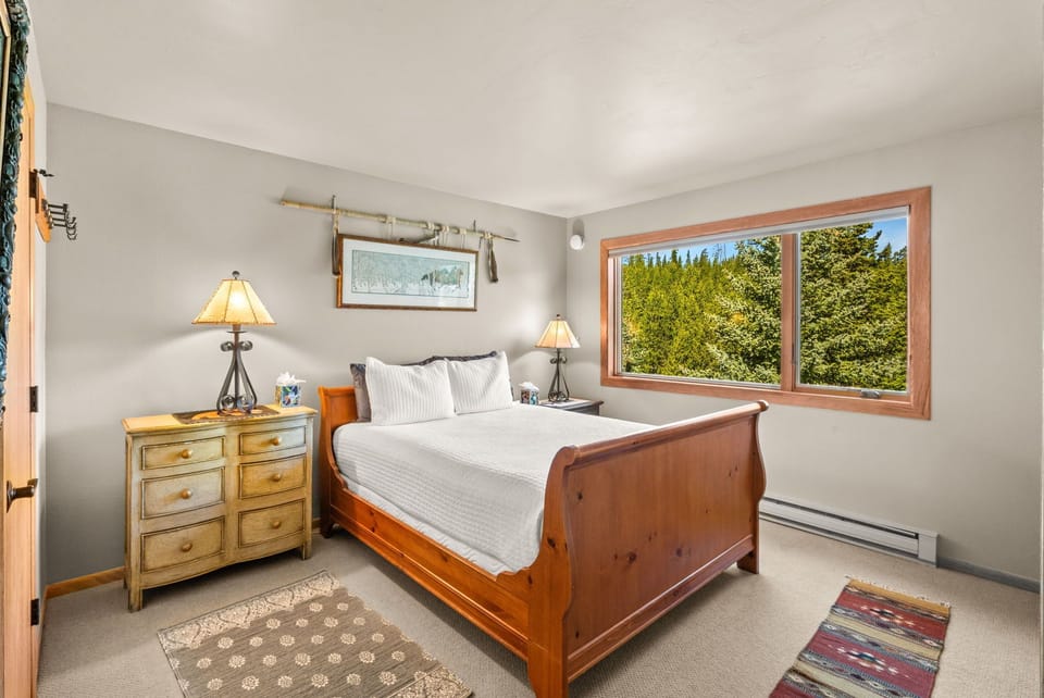 Guest Bedroom 1 w. En-Suite Full Bath (second floor)