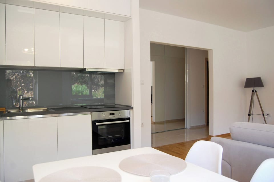 Comfort Apartment, Lanai, Mountain View | Private kitchen