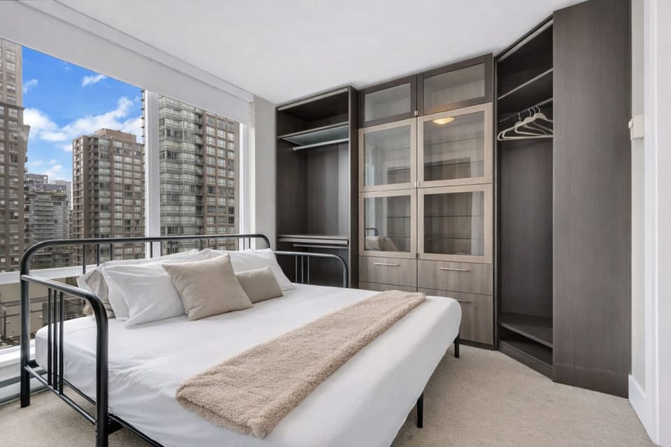Deluxe Apartment, City View | Blackout drapes, soundproofing, iron/ironing board, free WiFi