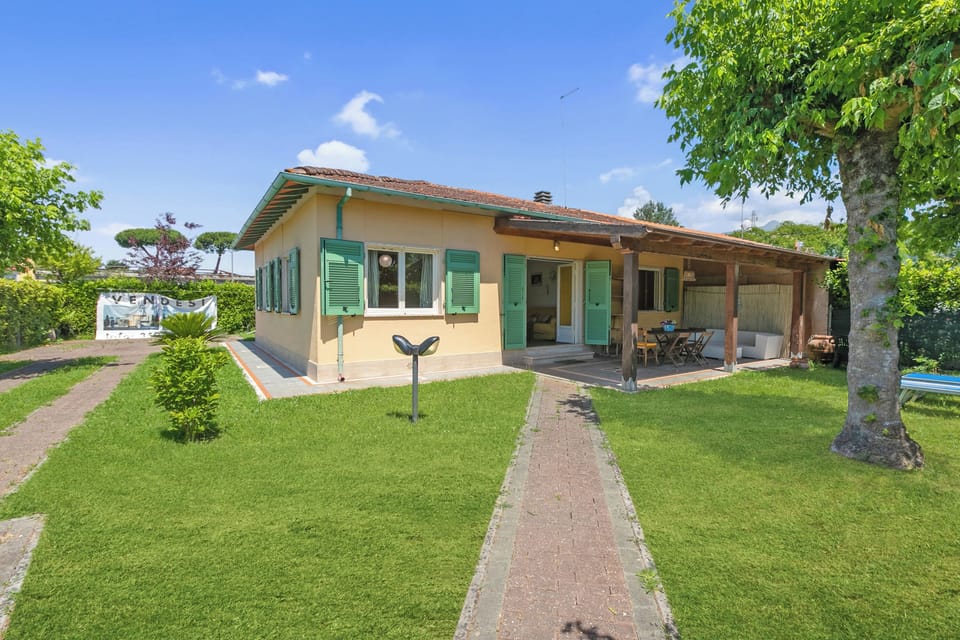 Family House, 3 Bedrooms, 2 Bathrooms (Casa Colombo In Forte Dei Marmi) | Exterior