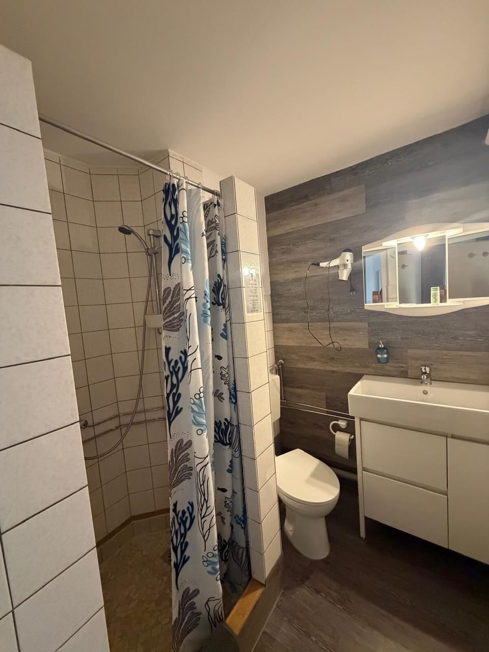 Twin Room, Mountain View | Blackout drapes, iron/ironing board (on request), WiFi (free)