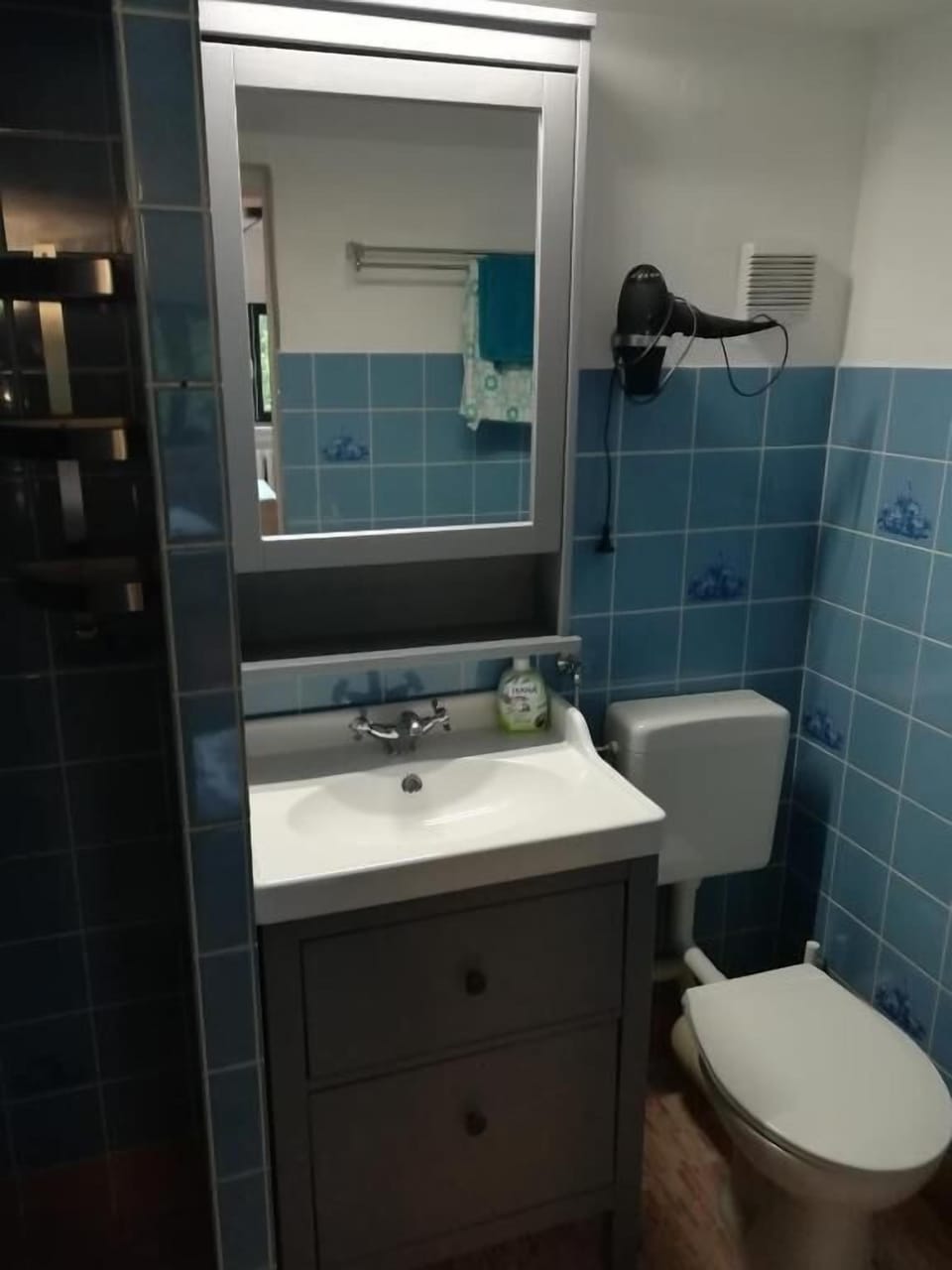 Family Room, Mountain View | Bathroom | Shower, free toiletries, hair dryer, slippers