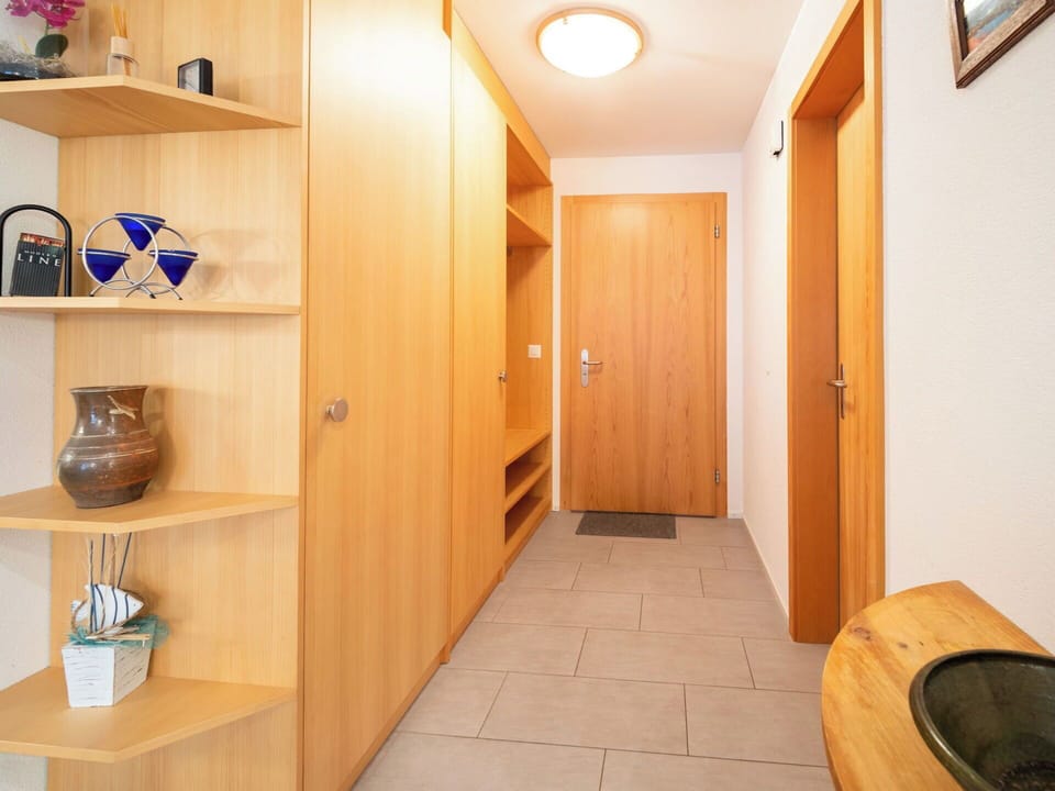 Flooring, Floor, Wall, Interior Design, Wood, Ceiling, Room, Lighting, Wood Flooring, Furniture