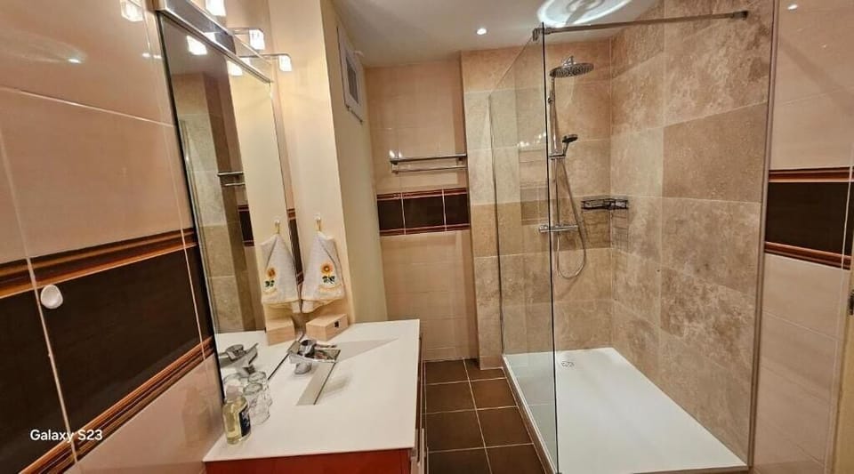 Chambre Cigaline | Bathroom | Towels
