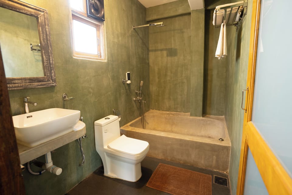 Deluxe Triple Room, Balcony | Bathroom | Towels, soap, shampoo, toilet paper