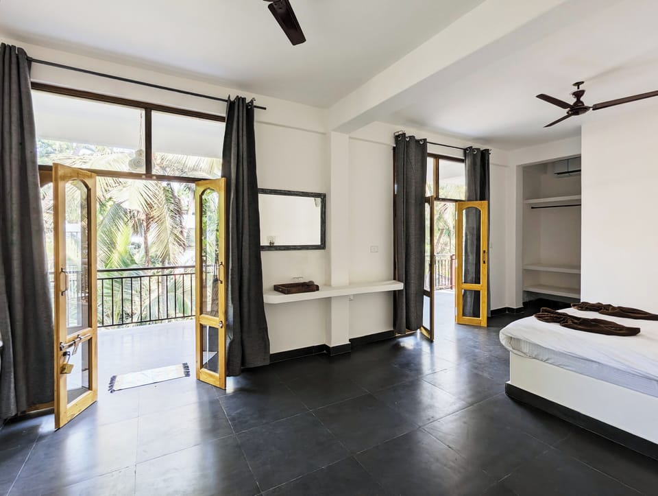 Deluxe Triple Room, Balcony | Desk, free WiFi