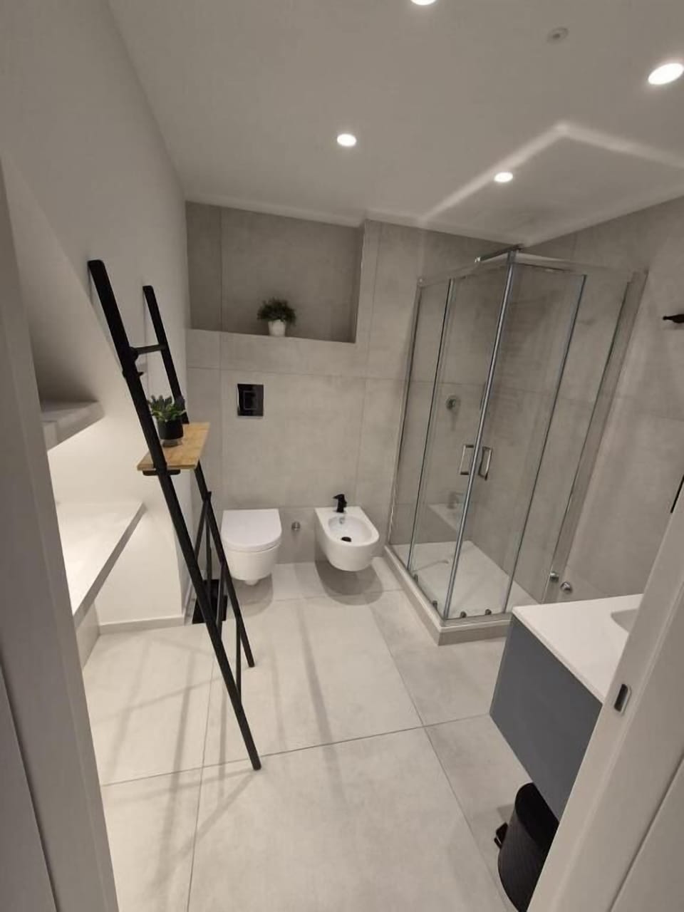 Quadruple Room | Bathroom | Slippers