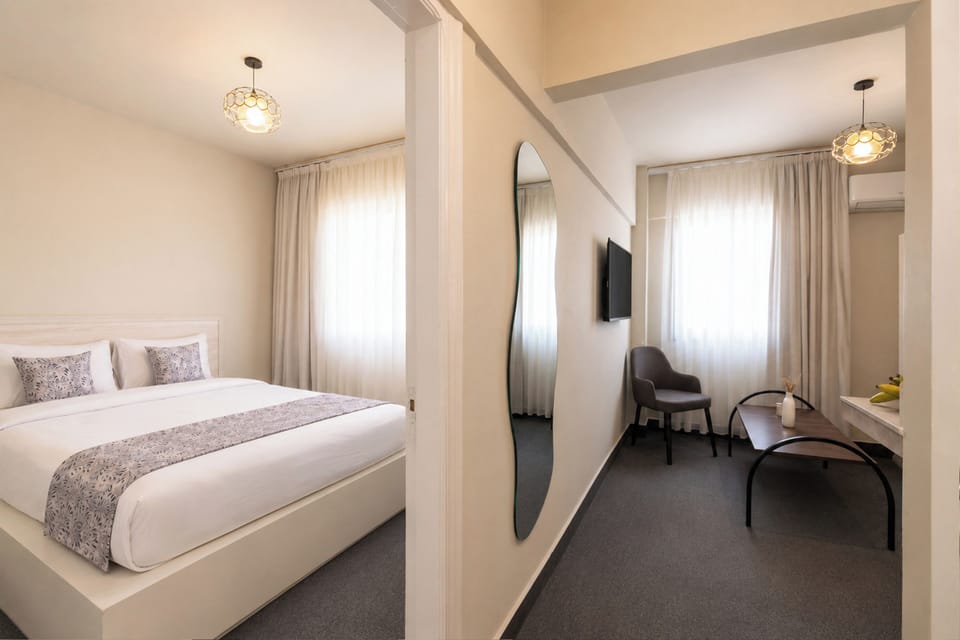 Standard King Room | In-room safe, desk, blackout drapes, soundproofing
