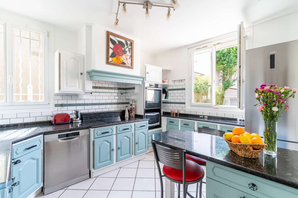 Fully equipped kitchen with granite countertops and subway tile backsplash
