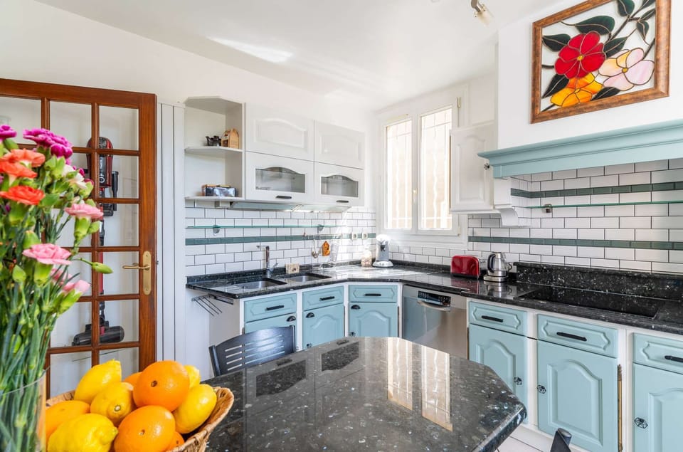 Fully equipped kitchen with granite countertops and subway tile backsplash