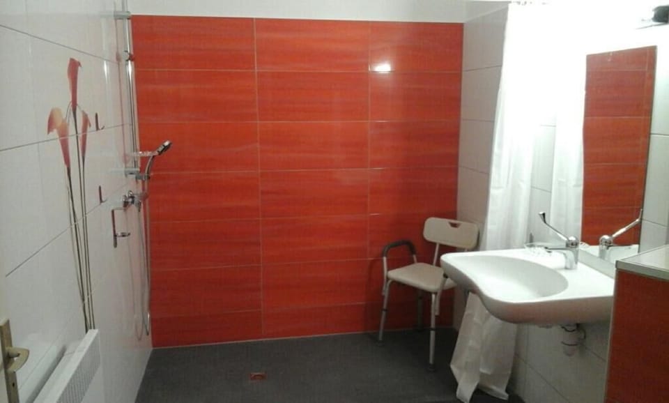 Triple Room | Bathroom | Rainfall showerhead