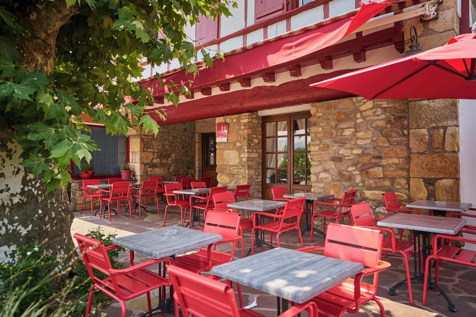 Pikassaria Hotel in Sare