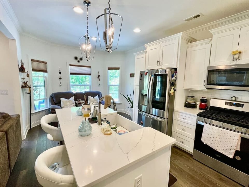 Spacious kitchen, fully stocked with essential kitchen supplies