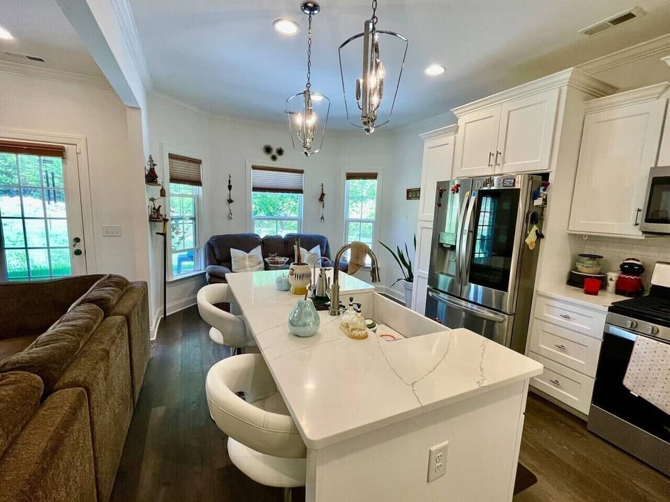 Spacious kitchen, fully stocked with essential kitchen supplies