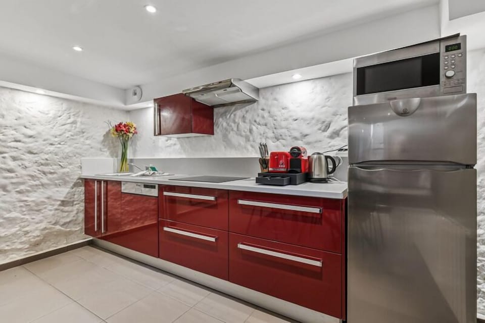 Apartment, Private Bathroom, Garden View | Shared kitchen