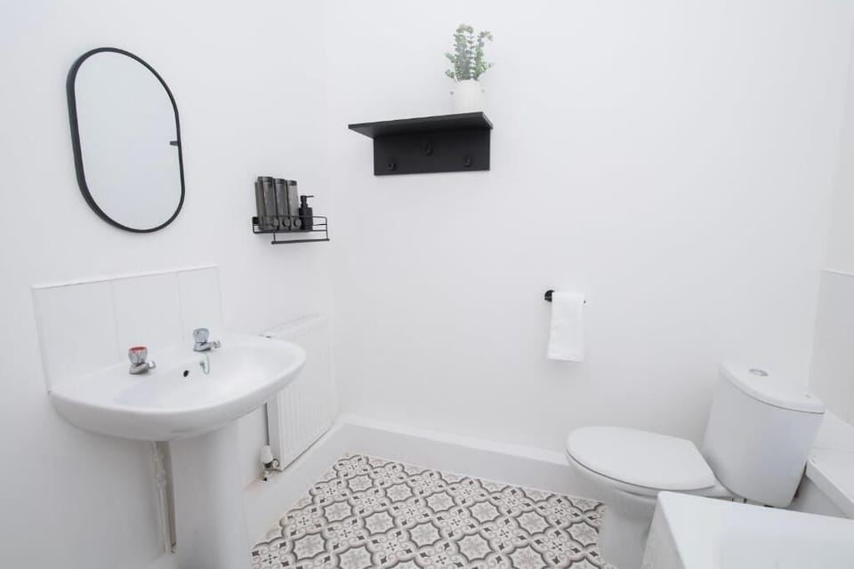 Double Room | Bathroom | Bathtub, free toiletries, hair dryer, towels