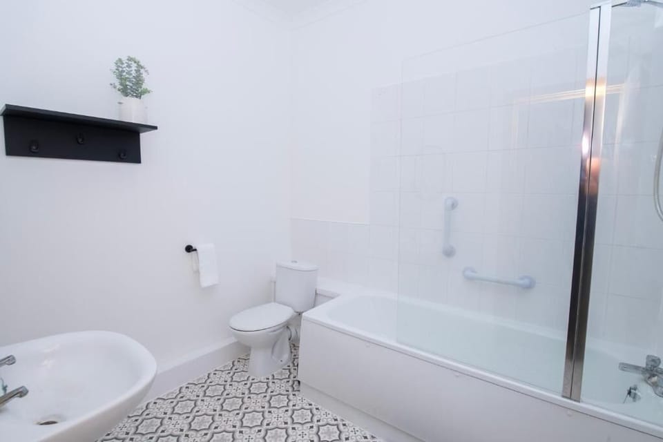 Bathtub, free toiletries, hair dryer, towels