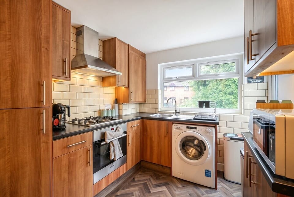 Full kitchen with coffee machine and everything you need to cook in