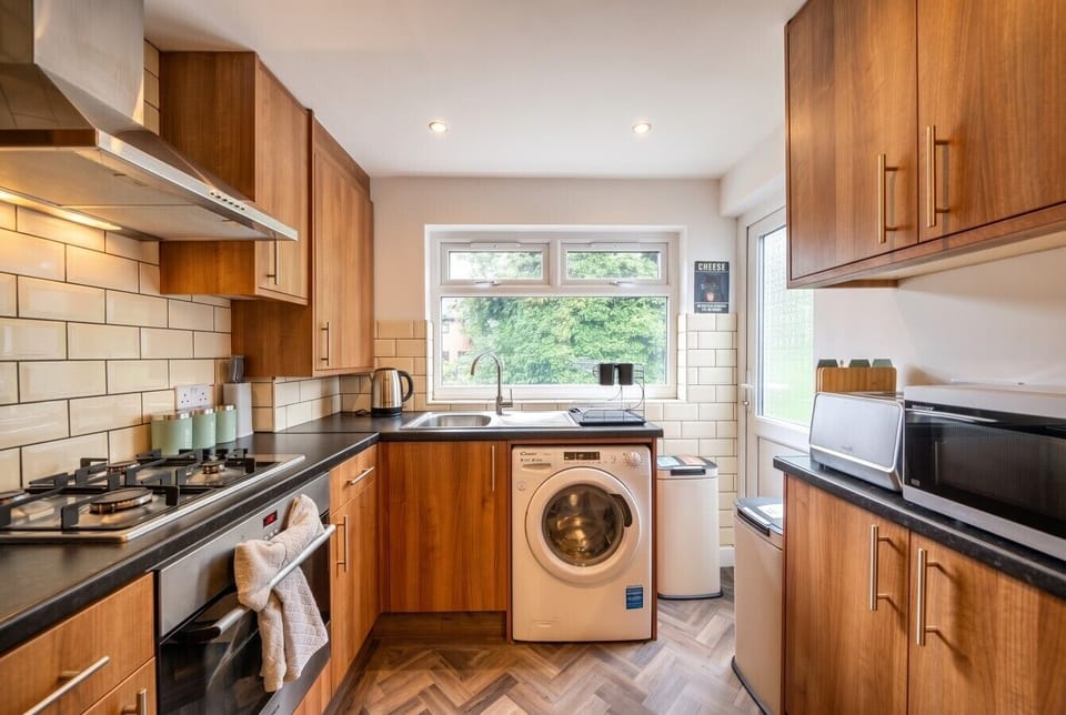 Well-equipped kitchen with gas hob, oven and washing machine for easy stays