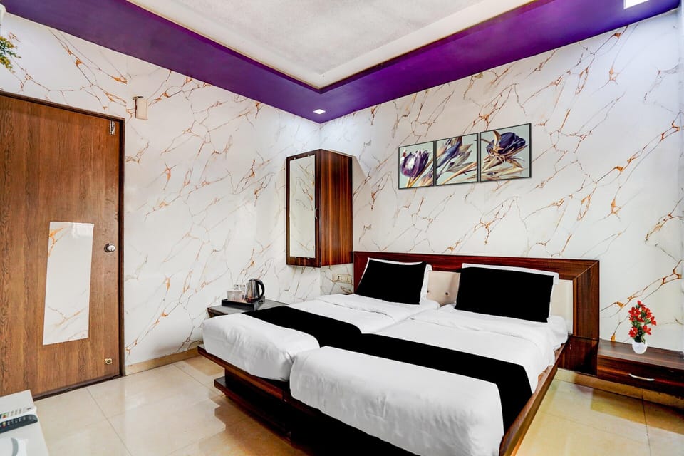Deluxe Hotel Navjivan House in Ahmedabad