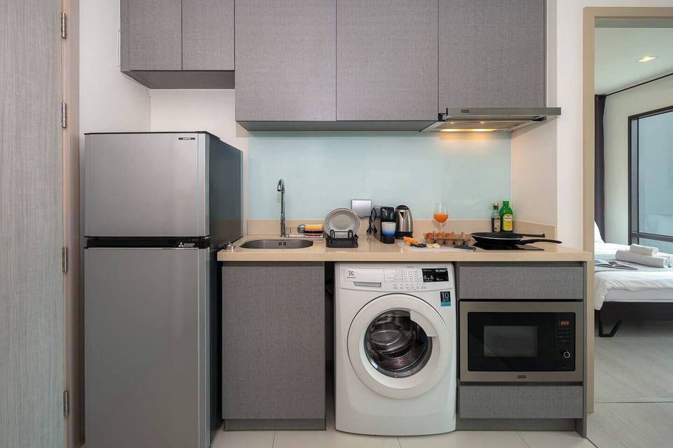 【Kitchen area 】The kitchen comes equipped with an electric stove and an in-unit washing machine with English label and a power outlet for plugging in a kettle or any appliance you need.Full kitchenware is provided you can cook and feel right at home.