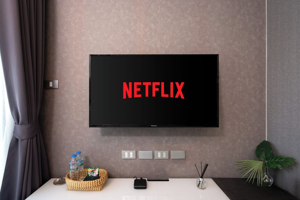 【Netflix on the 43 inch】Smart TV signed into Netflix for the stay. Mounted in front of the bed and visible from the desk. Set up so the evening ends without leaving the studio.
