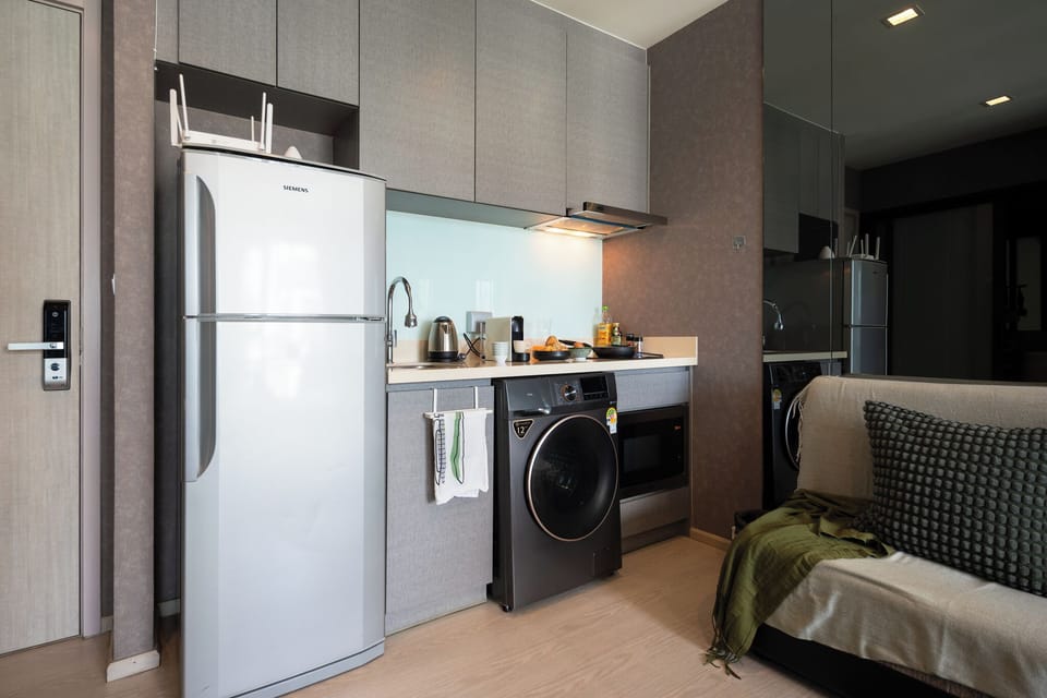 【Kitchen with In-Unit Laundry】Full fridge, cooktop, oven, and a TCL washer-dryer with automated programs. Skip the laundry shop on long stays and cook a few real meals a week.