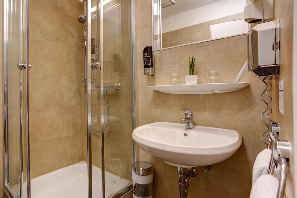 Standard Twin Room | Bathroom | Shower, hair dryer, towels, soap