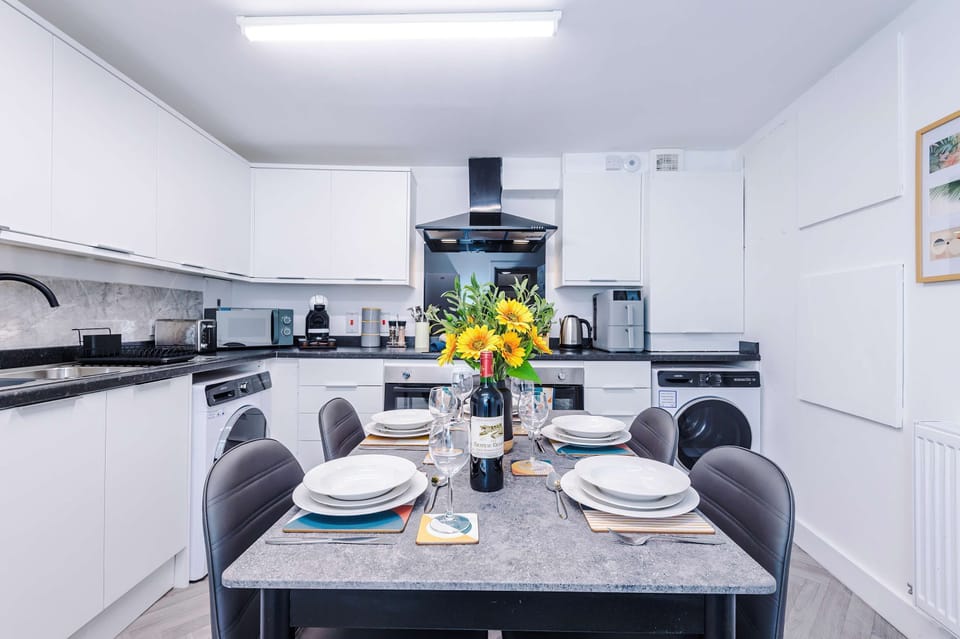 House | 6 bedrooms, high-speed internet