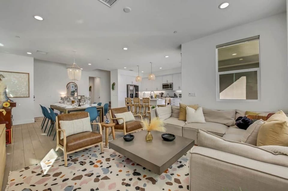 Spacious and cozy living room 