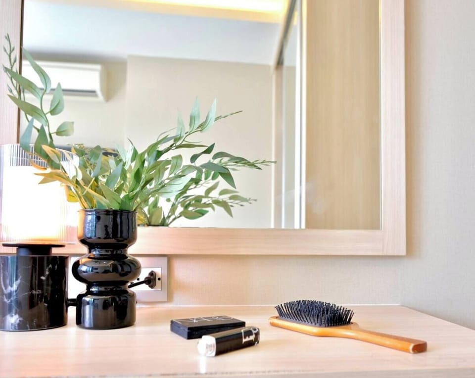 【 1st Bedroom 】The vanity table offers a well-lit spot to freshen up, do makeup With a comfortable chair and everything set up for ease and comfort. Two power outlets, you can easily plug in and charge devices without needing to unplug anything else.