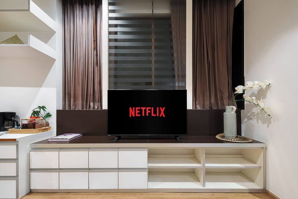 Perfect View, Anywhere You Sit : Whether you're on the sofa or in bed, the TV is perfectly placed for easy viewing. Enjoy smooth streaming on Netflix with fast 500 Mbps Wi-Fi.