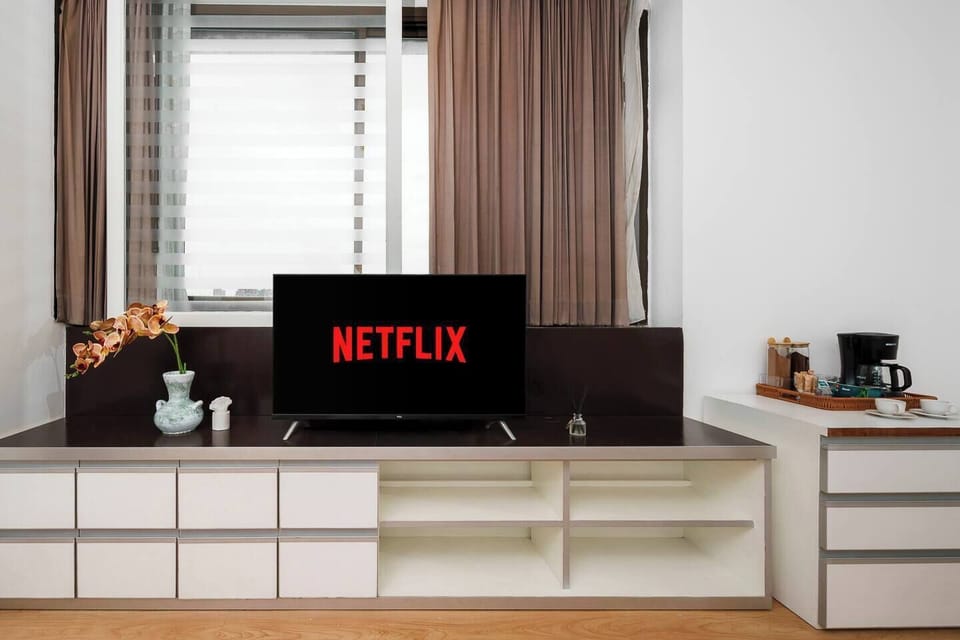 Netflix, Skyline & Simplicity
Kick back in front of the Smart TV with Netflix and enjoy peaceful views through dual-shade blinds and blackout curtains.