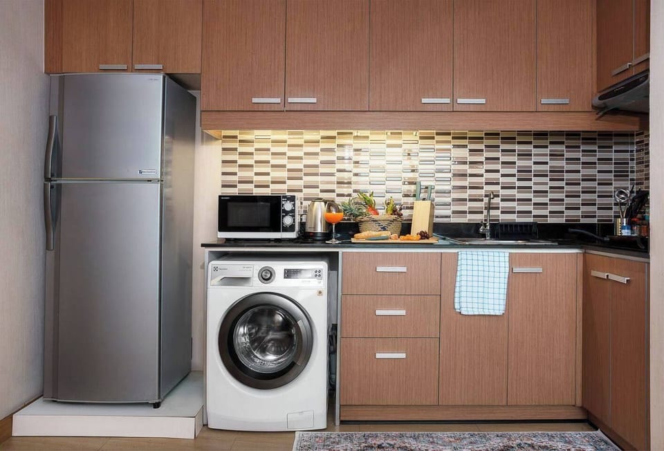 【Kitchen】Cook with ease using a 4-burner stove, microwave, fridge, freezer, utensils, wine glasses, washing machine, and basic spices. Perfect for Thai or Western meals with ingredients from 7/11 nearby.