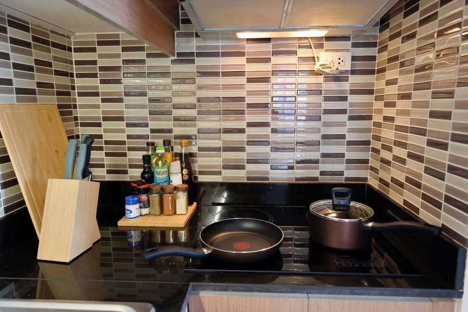 【Kitchen】Perfect for big groups, the kitchen features four gas stoves along with pots, pans, and a variety of knives,ideal for preparing anything from quick meals to hearty feasts.